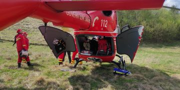 Bărbat de 28 de ani din Ieud, rănit grav după ce a căzut tractorul peste el. Au intervenit salvamontiştii montani