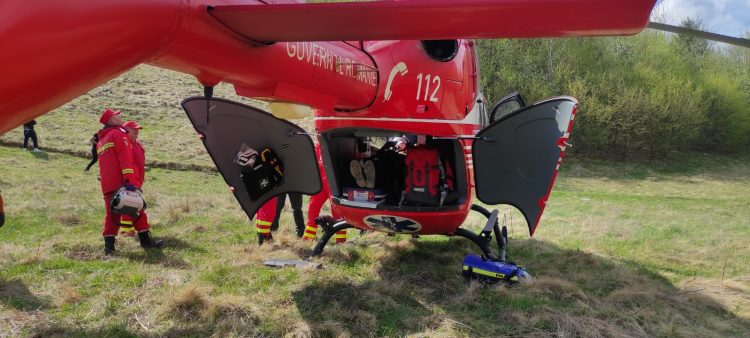 Bărbat de 28 de ani din Ieud, rănit grav după ce a căzut tractorul peste el. Au intervenit salvamontiştii montani