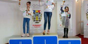 Maramureşeanca Sara Șunea, campioana României la şah, simultan cu Garry Kasparov