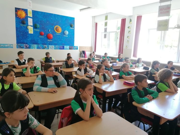 Copiii Școlii Gimnaziale Nichita Stănescu din Baia Mare, implicaţi în Campania “Curăţăm România!”