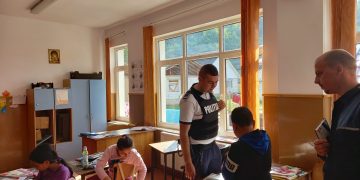 Poliţiştii şi elevii din Chelinţa, discuţii despre prevenirea absenteismului școlar și a faptelor cu violență
