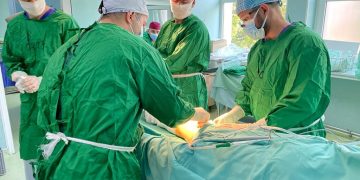 O nouă premieră chirurgicală la Spitalul Județean de Urgență Baia Mare: artroplastie de genunchi cu proteze totale