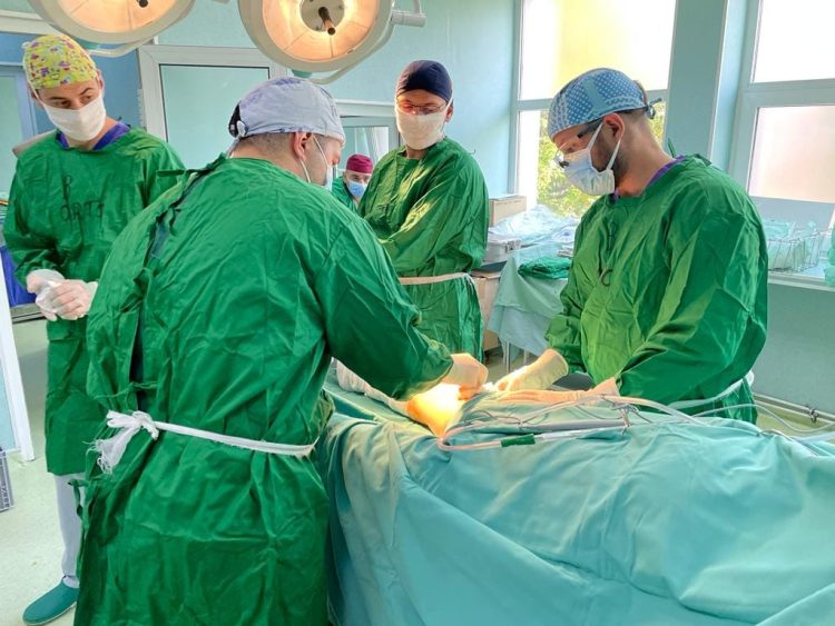 O nouă premieră chirurgicală la Spitalul Județean de Urgență Baia Mare: artroplastie de genunchi cu proteze totale