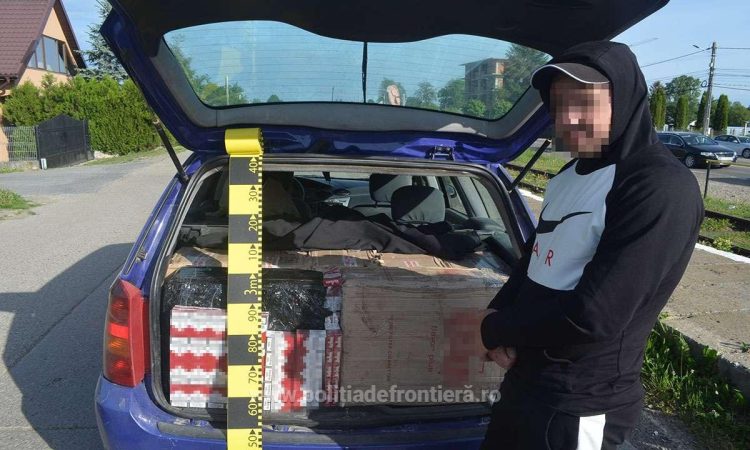 Mașină ticsită cu aproape 5.000 de pachete cu țigări de contrabandă, oprită în trafic de polițiștii de frontieră