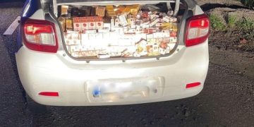 Un contrabandist s-a izbit cu maşina de un parapet, apoi a sărit în Săsar în timp ce era urmărit în trafic de poliţişti