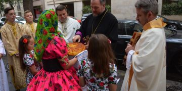 PS Vasile Bizău, în mijlocul comunităţii greco-catolice române de la Paris cu ocazia Primei Împărtăşanii