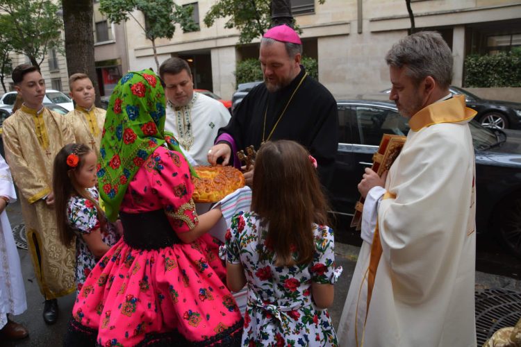 PS Vasile Bizău, în mijlocul comunităţii greco-catolice române de la Paris cu ocazia Primei Împărtăşanii