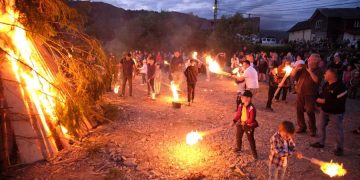 Tradiții din Maramureș: 𝗦-𝗮𝘂 𝗱𝗲𝘀𝗰𝗵𝗶𝘀 𝗰𝗲𝗿𝘂𝗿𝗶𝗹𝗲, 𝗶𝗮𝗿 𝗻𝗼𝗶 𝗮𝗺 𝗽𝗿𝗶𝗺𝗶𝘁 𝗹𝘂𝗺𝗶𝗻𝗮…