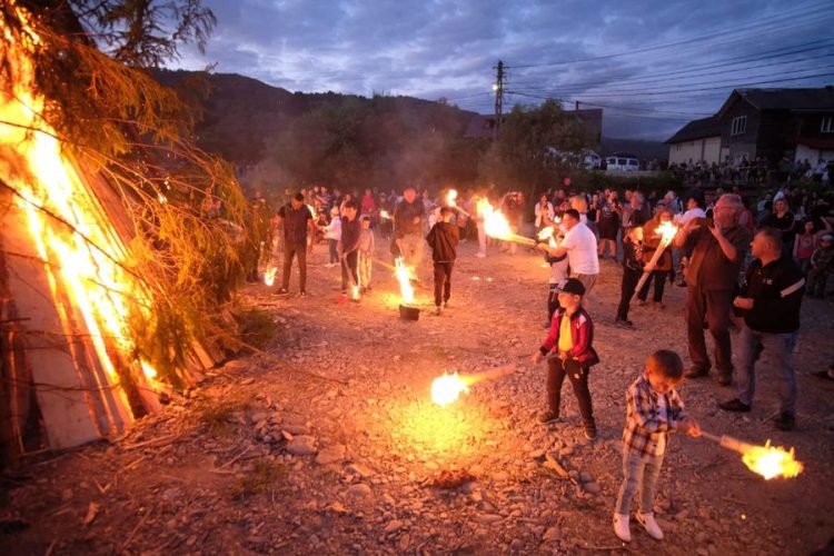 Tradiții din Maramureș: 𝗦-𝗮𝘂 𝗱𝗲𝘀𝗰𝗵𝗶𝘀 𝗰𝗲𝗿𝘂𝗿𝗶𝗹𝗲, 𝗶𝗮𝗿 𝗻𝗼𝗶 𝗮𝗺 𝗽𝗿𝗶𝗺𝗶𝘁 𝗹𝘂𝗺𝗶𝗻𝗮…