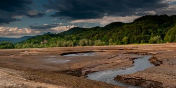FOTOGRAFII DEOSEBITE cu Barajul Firiza în stadiu de golire