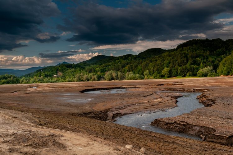FOTOGRAFII DEOSEBITE cu Barajul Firiza în stadiu de golire