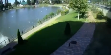 Momentul în care rușii bombardează un mall, surprins de camerele dintr-un parc