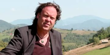 Realizatorul de documentare Charlie Ottley întinde o mână de ajutor copiilor care i-au furat drona