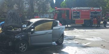 O mașină parcată între blocuri, în Baia Mare, a luat foc