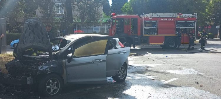 O mașină parcată între blocuri, în Baia Mare, a luat foc