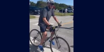 Joe Biden a căzut de pe bicicletă. VIDEO