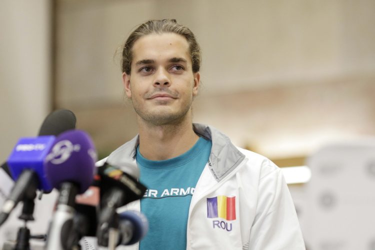 Popovici la întoarcerea în țară: Sunt onorat că reprezint țara asta frumoasă și să vă simt alături de mine