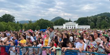 Mii de copii pe Câmpul Tineretului: Spectacol marca Gașca Zurli în Baia Mare. VIDEO