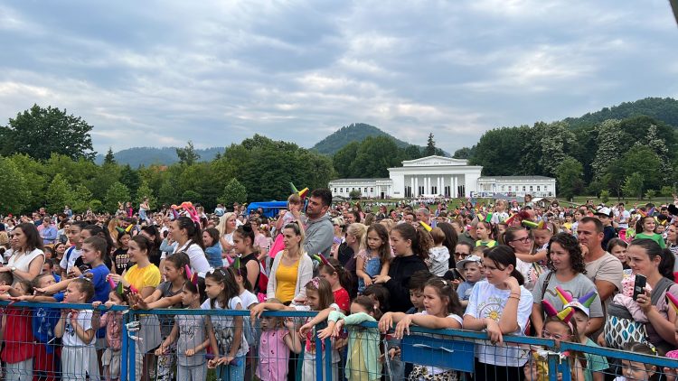 Mii de copii pe Câmpul Tineretului: Spectacol marca Gașca Zurli în Baia Mare. VIDEO
