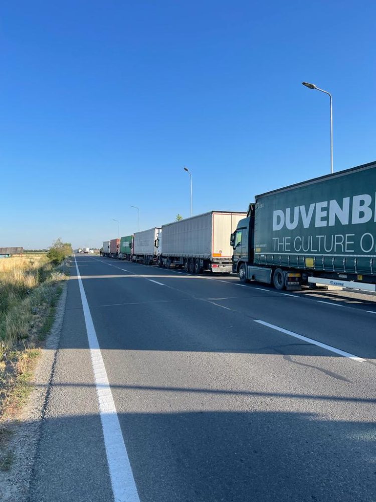 Cozi uriașe la Vama Halmeu din Satu Mare