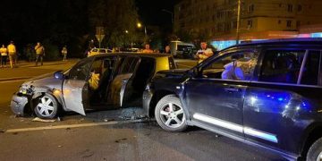 Coliziune între două maşini în miez de noapte pe bd. Decebal din Baia Mare