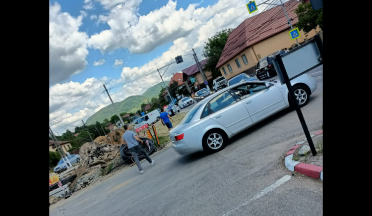 Accident în Țăuții Măgherăuș. A fost implicată o mașină a poliției aflată în misiune