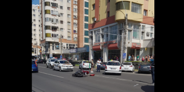 Trafic blocat pe Bulevardul Traian din Baia Mare. Impact între o motocicletă și un autoturism