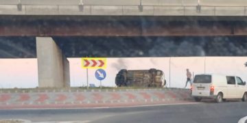 Drogat, un adolescent de 15 ani a furat maşina tatălui, apoi s-a răsturnat