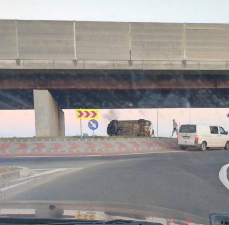 Drogat, un adolescent de 15 ani a furat maşina tatălui, apoi s-a răsturnat