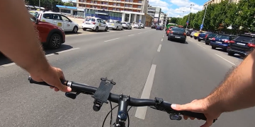 Un biciclist acroșat de o băimăreancă a declanșat un adevărat scandal în online. VIDEO