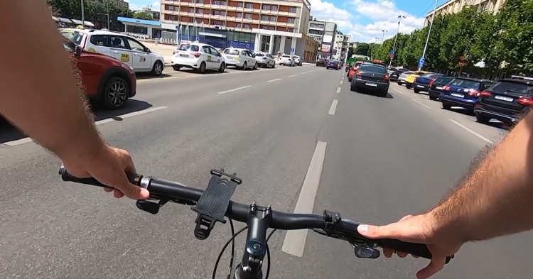 Un biciclist acroșat de o băimăreancă a declanșat un adevărat scandal în online. VIDEO