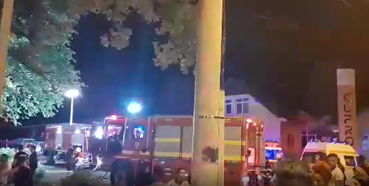 Alarmă generală pe strada Electrolizei din Baia Mare: Pompierii au intervenit pentru stingerea unui incendiu la un bloc din zona Cuprom