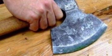 Scandal monstru în Coltău. Au ajuns să-și dea cu toporul în cap