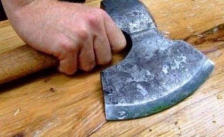 Scandal monstru în Coltău. Au ajuns să-și dea cu toporul în cap