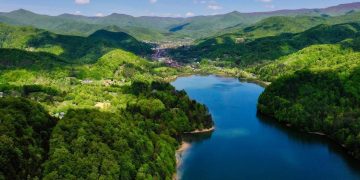Accesul cetățenilor, interzis în zona malurilor și pe luciul apei, la barajul Firiza