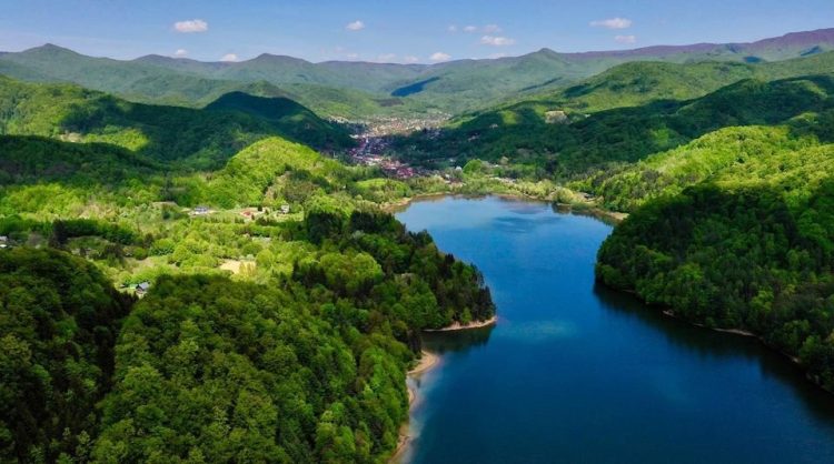 Accesul cetățenilor, interzis în zona malurilor și pe luciul apei, la barajul Firiza