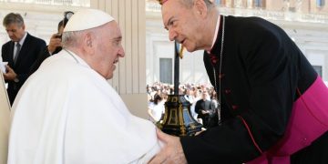 Pelerini români în Piața San Pietro la trei ani de la vizita papei Francisc în România