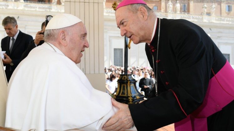 Pelerini români în Piața San Pietro la trei ani de la vizita papei Francisc în România