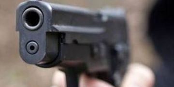 La un pas de tragedie. Copilul de 13 ani din Trestia a fost împuşcat în gât de prietenul său