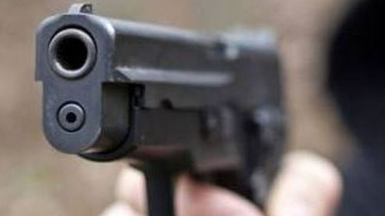 La un pas de tragedie. Copilul de 13 ani din Trestia a fost împuşcat în gât de prietenul său