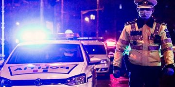 Doi români, arestați după ce au tăiat frânele unei mașini pentru a provoca un accident