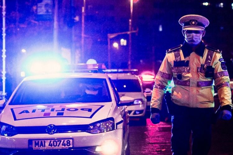 Doi români, arestați după ce au tăiat frânele unei mașini pentru a provoca un accident