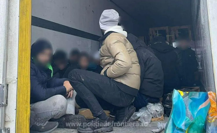 Ar face orice ca să ajungă în Vestul Europei. Încă 31 de migranți au fost prinși într-un tir