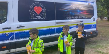 Orășelul copiilor în Parcul Regina Maria. Întâlnire între poliţişti şi copiii băimăreni