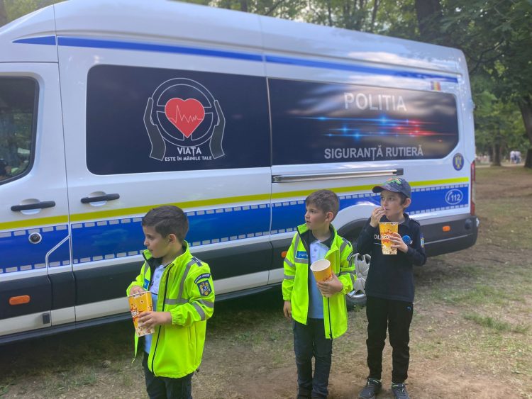 Orășelul copiilor în Parcul Regina Maria. Întâlnire între poliţişti şi copiii băimăreni