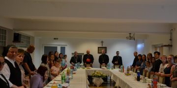 Cardinalul Leonardo Sandri a luat cina cu refugiații, în casa Surorilor CMD din Sighetu Marmaţiei