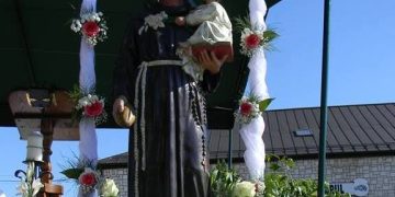 Marea sărbătoare de la 13 iunie. „Sfântul minunilor“, Anton de Padova, celebrat cu flori de crin