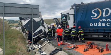 Impact teribil la Apahida. Implicate două autocamioane și o mașină