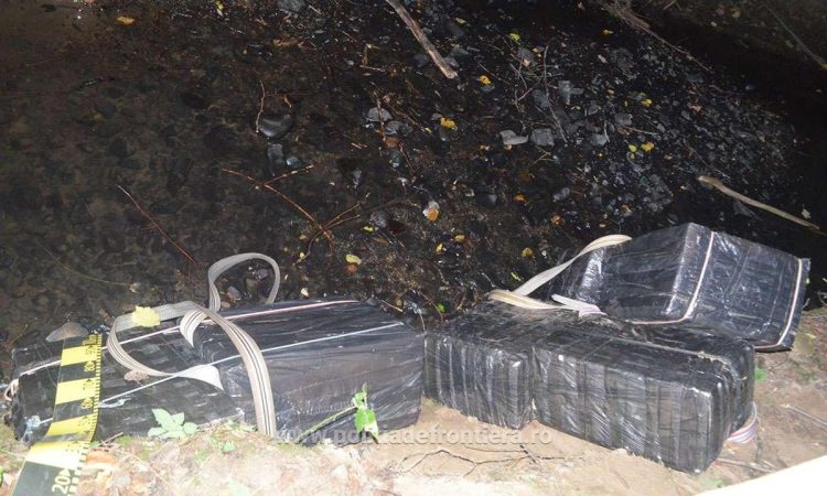 Ţigări în valoare de 80.000 lei, abandonate printre copaci, confiscate la frontiera de nord