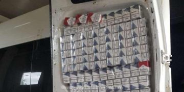Microbuz căptuşit cu ţigări, descoperit de poliţiştii de frontieră
